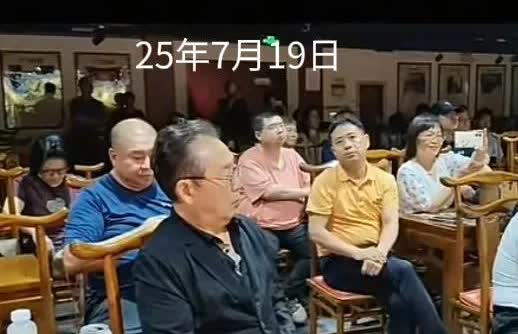 吴欢老师支持德云鼓曲社，19日晚亲临三庆园观看陶婉岚唱大鼓《战长沙》，真是说到做
