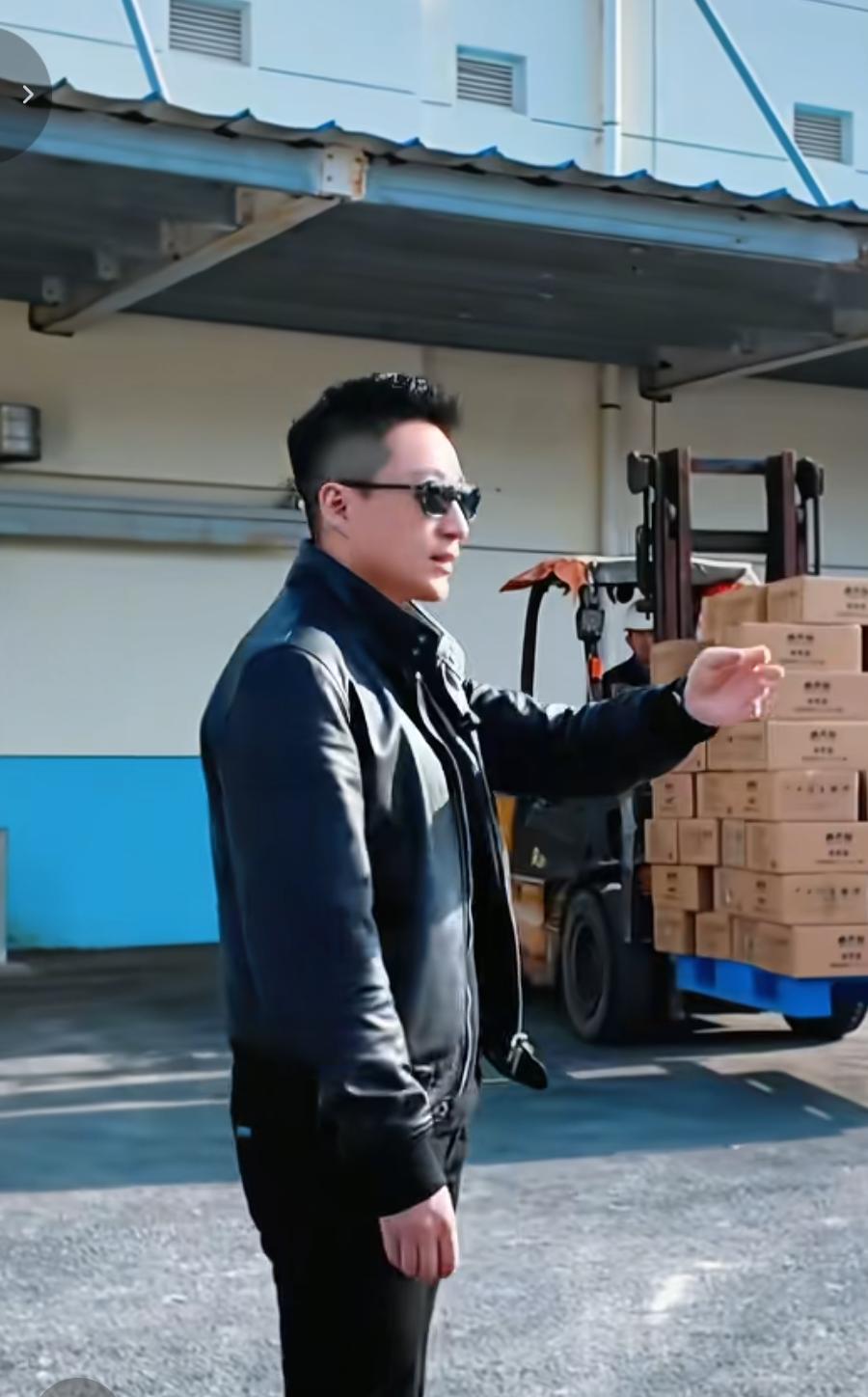 汪小菲低调又接地气了什么活都能干了。为了麻六记的销量汪小菲亲自指挥起装车。网友表