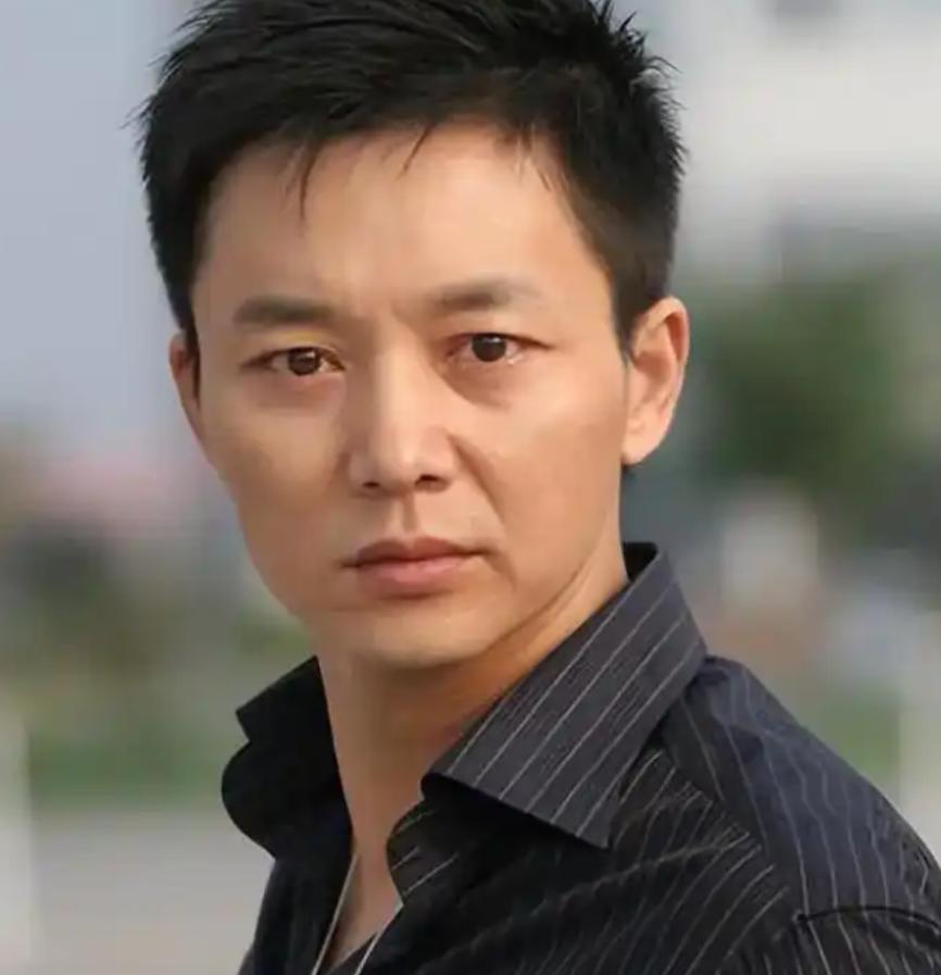 2001年，刘奕君拍戏回到家中，妻子吕梓媛冷着脸提出我们离婚吧，一年到头不在家，