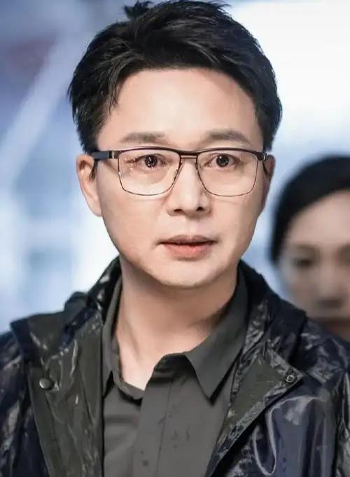 正在播出的电视剧《兵自风中来》里，演员刘奕君，在剧里的名字叫梁北华，是某战区陆军