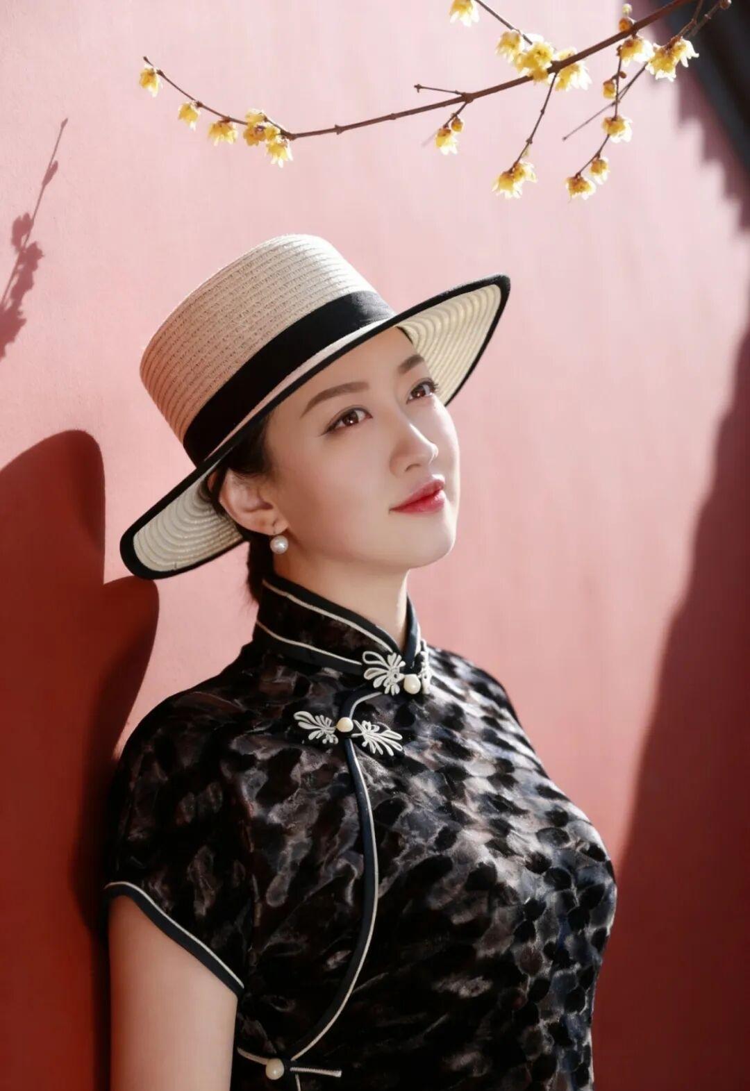 中年女人穿搭风格系列》中年美妇，优雅旗袍，复古风情，花枝招展，韵味十足。凸显了成