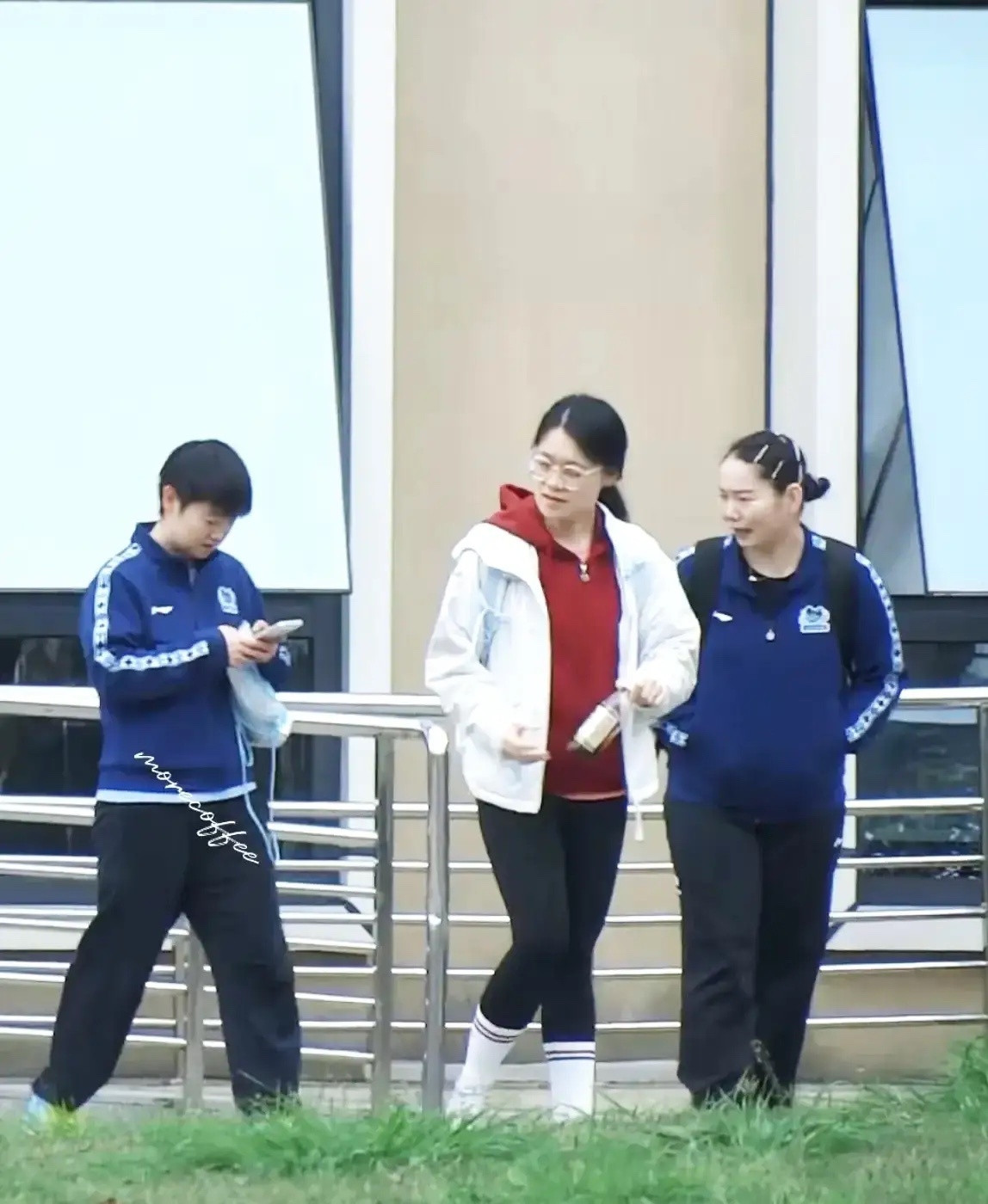 莎莎的暖心“长姐”佳佳国乒成都封训基地里，莎莎边走边拨弄手机，佳佳姐姐赶忙提醒她