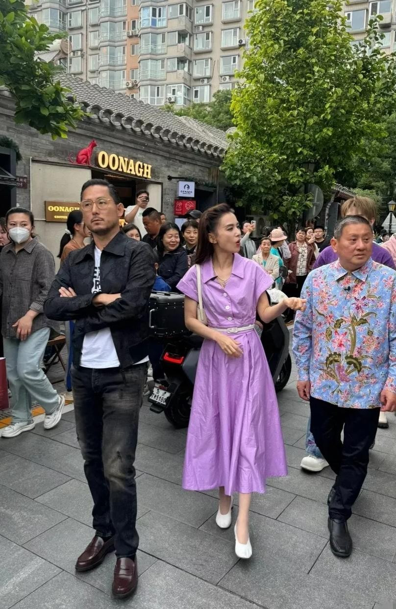 紫色确实是个挑人的颜色，连明星们穿起来都容易翻车。最近看到不少艺人尝试紫色造型，