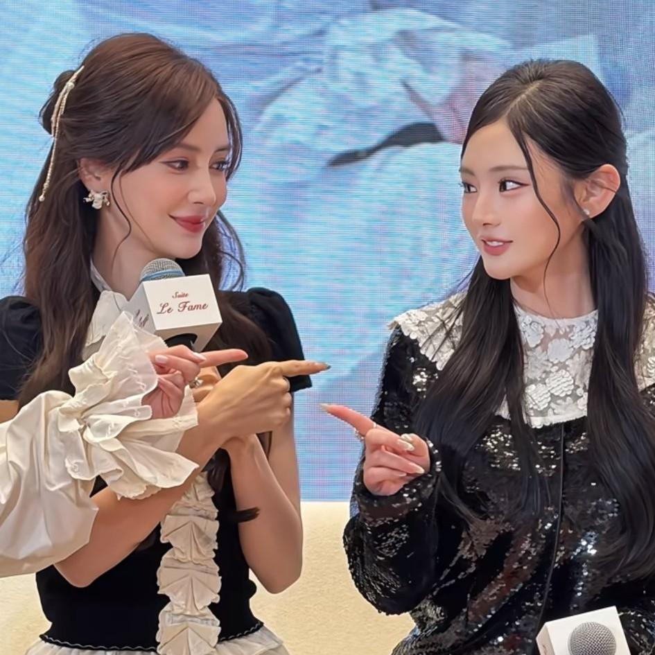 不知道黄晓明看见杨颖什么感觉反正网友看见会觉得有点可怜以前杨颖可是众星捧月的