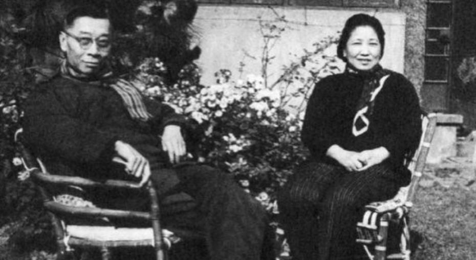 1966年，朱梅馥为傅雷准备好温水，等他服下剧毒药物后，她又帮傅雷摆正仪容，然后