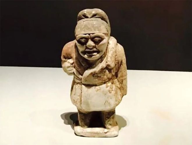 605年，南楚把一个身材短小的男人，作为礼物献给隋炀帝。隋炀帝撇撇嘴，说：“你既