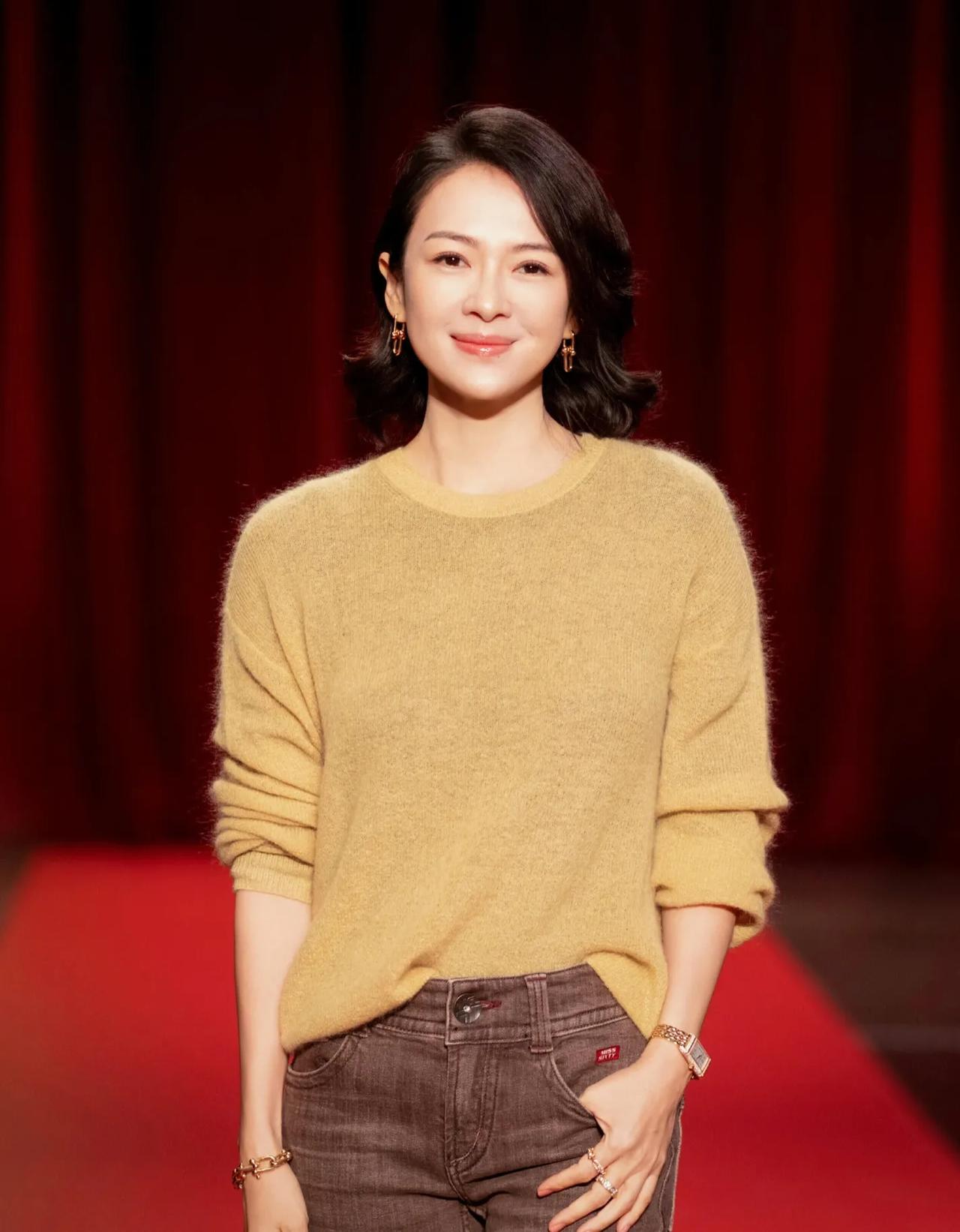 章子怡这套造型真的惊艳到我！没有华丽礼服，一件淡黄色马海毛毛衣搭配深棕牛仔裤，简