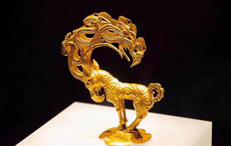 1982年，内蒙有个流浪汉捡到了一根闪着金光的铁棍，称完足有7斤重，他赌棍里有金