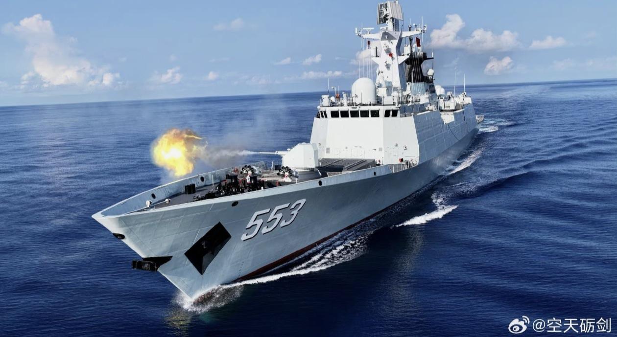 海军054A级护卫舰553舰，使用H/PJ26型76mm主炮连续射击。这门炮最牛