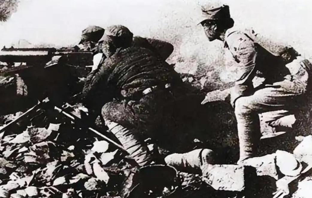 1938年，万家岭战后，漫山遍野都是腐烂的尸体，无人愿意打扫战场，一个乞丐主动前