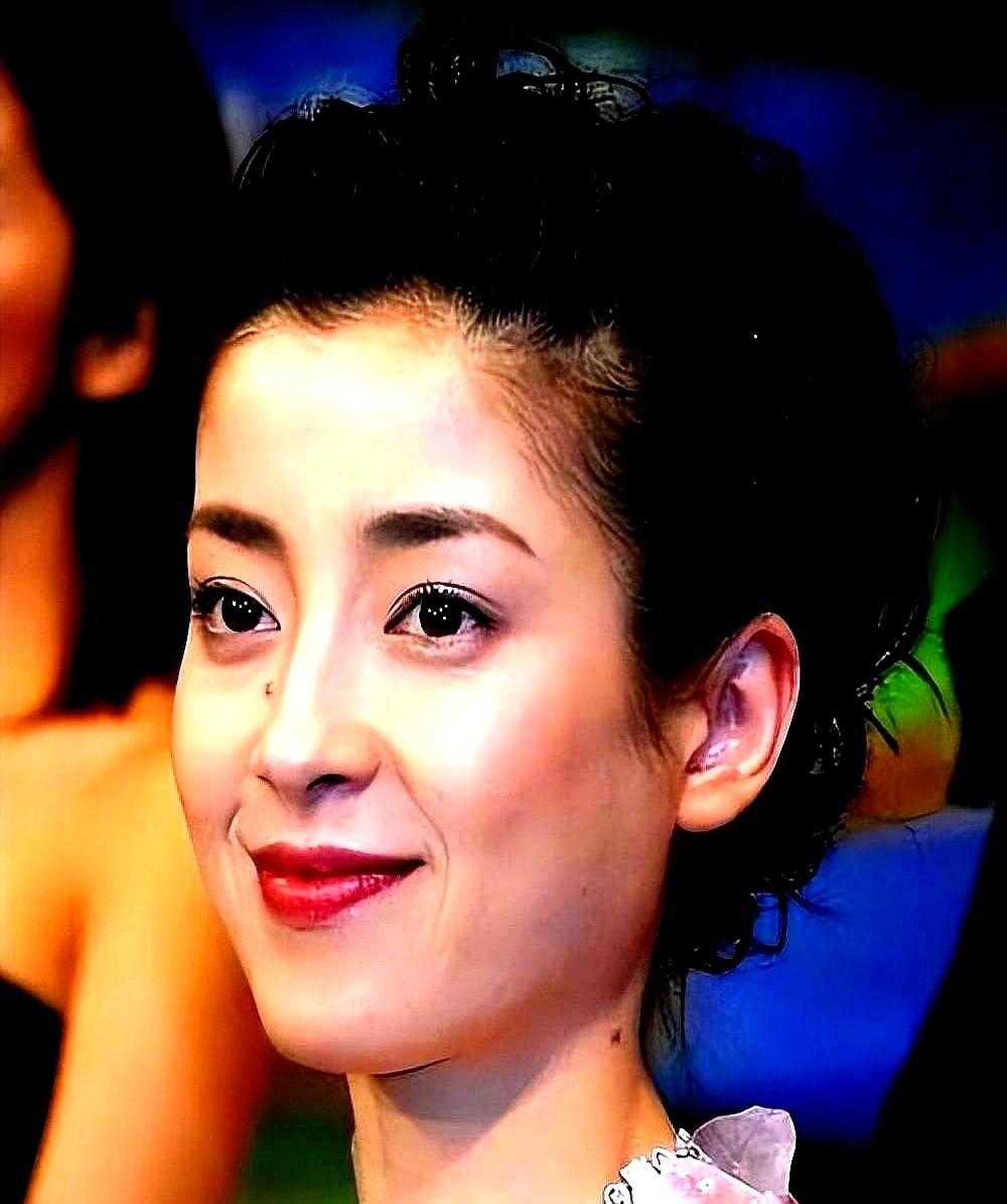 她买了张去美国的单程机票，然后人间蒸发了三年。那年，她的写真集卖了上百万册，