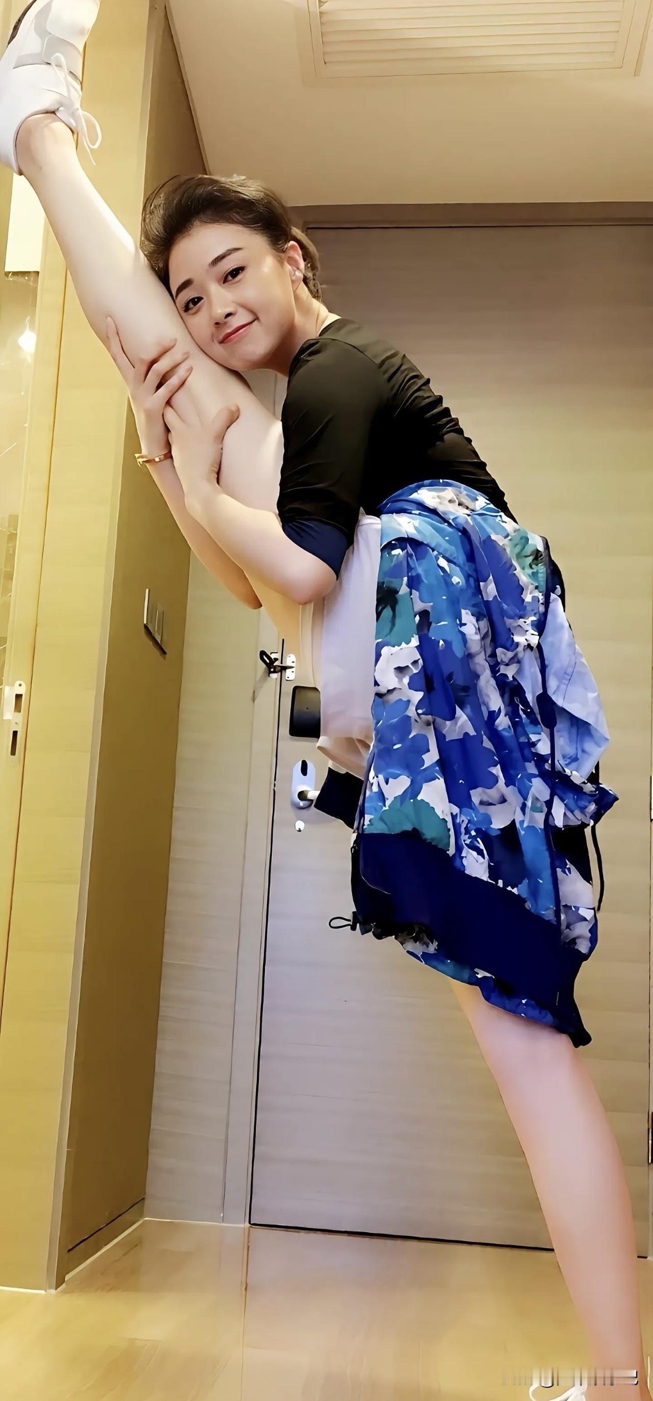 华妃娘娘的一脚翘得好高！