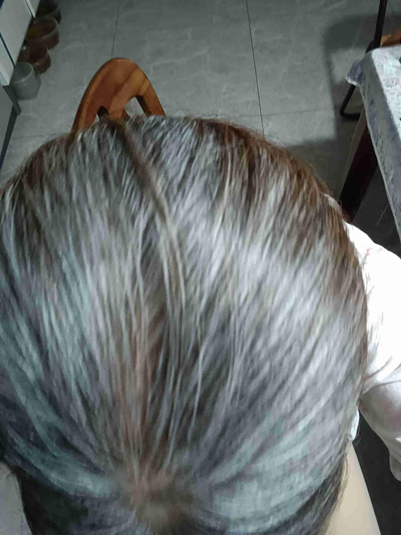 我将近60岁的年纪，头发白了一半，之前一两个月就要染一次，现在已经坚持5个月没染