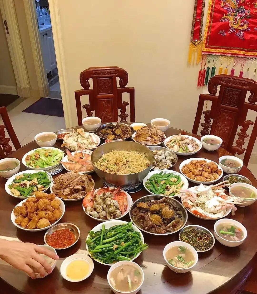 老公的父母早不在了，每年的大年初二，老公的三个姐姐都会拖家带口的来我家，回我家就