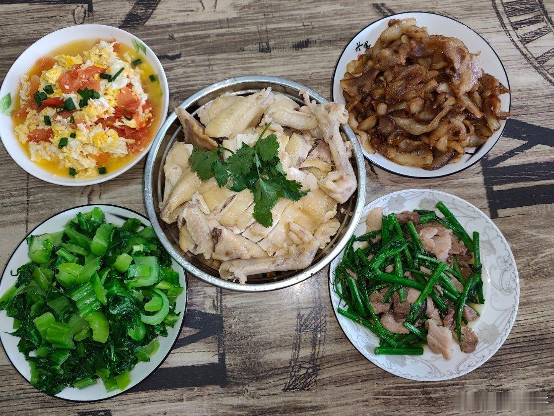 平时上班中午点外卖，好难吃，每次都吃不完今天休息，中午吃的家常菜，普普通通但也很