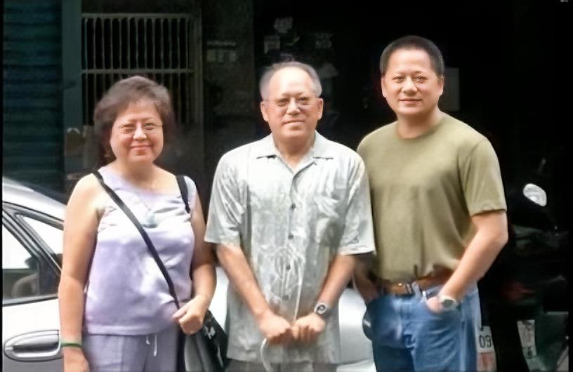 黄仁勋成年后与父母的合影。右：黄仁勋；中间：父亲黄兴泰（化学工程师）；左：母亲罗