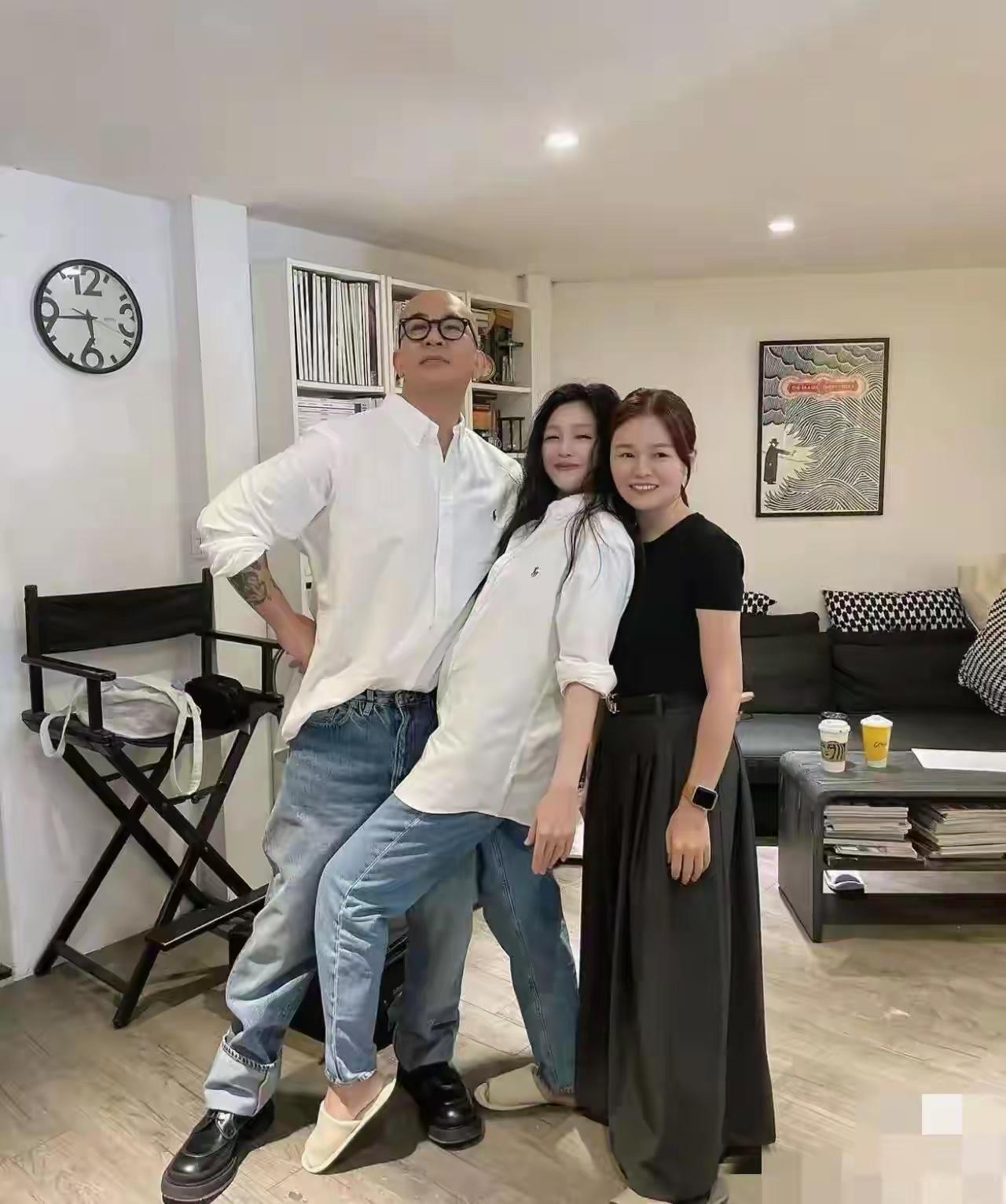 具俊晔没有遗憾了，起码这些年也让他做了很多事情了，开了几场演唱会，画展也办了。都