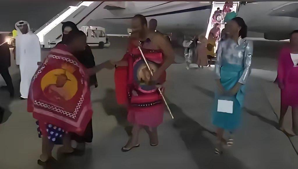 斯威士兰国王出访要带一大串媳妇