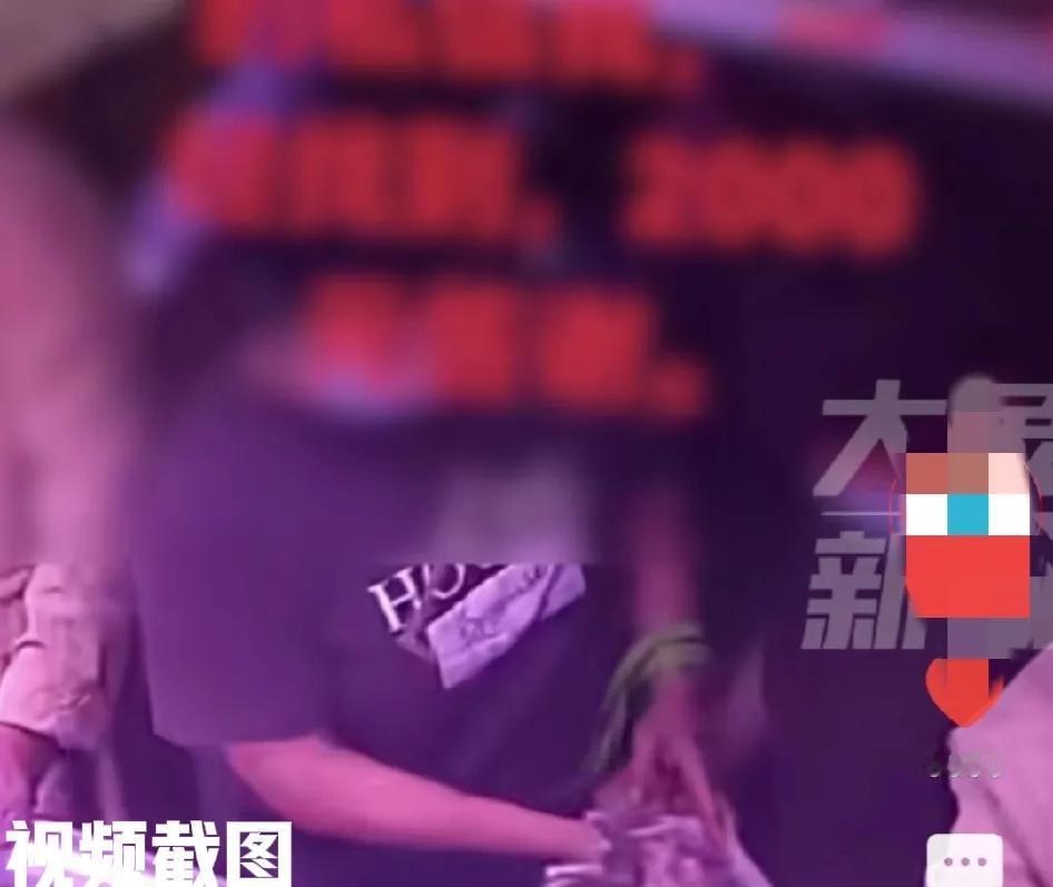 山东泰安有俩老人趁人多做坏事。她们选择了相互打配合来偷鸡。只是她们不知如