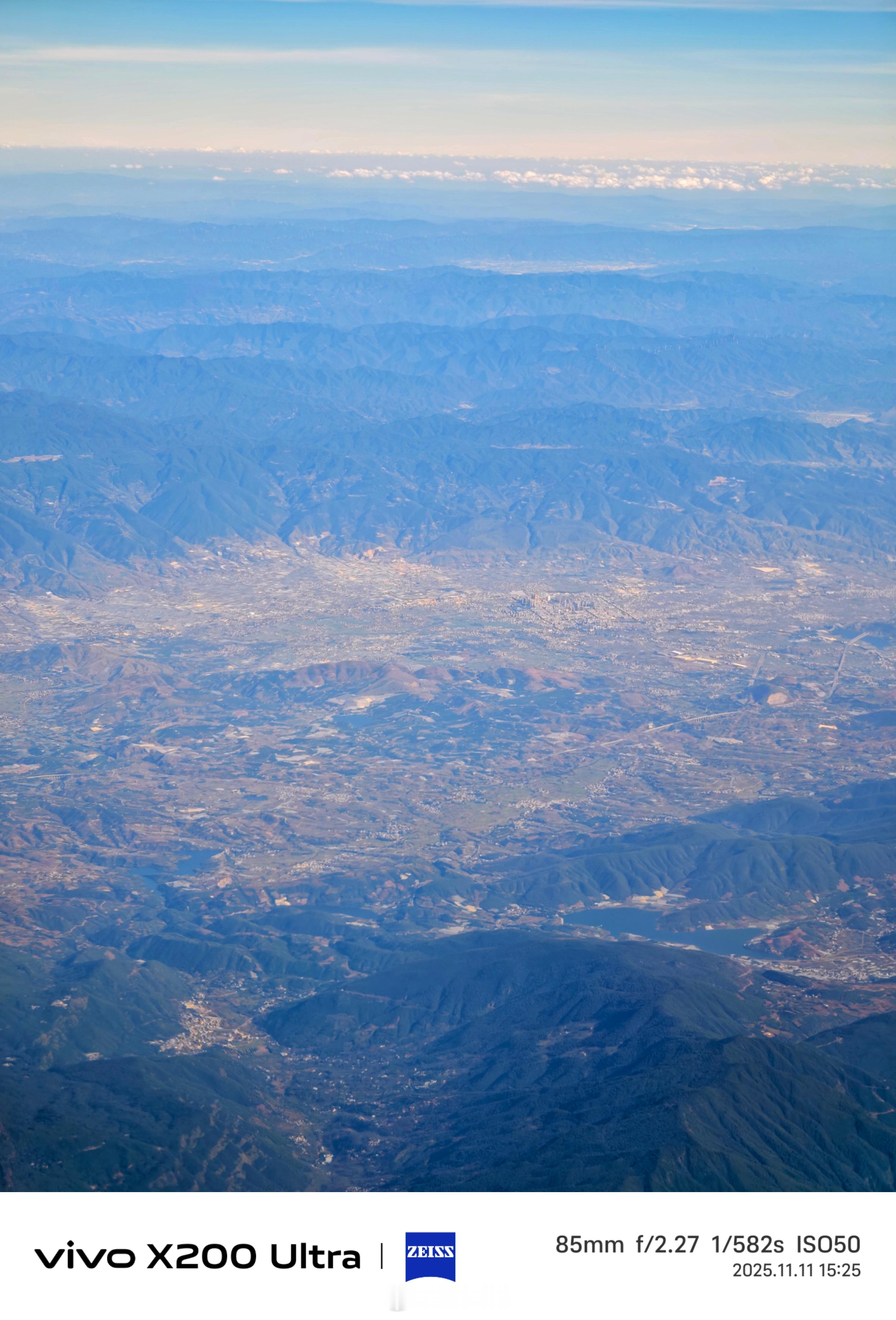 又是新一年的冬天，又一次来到了云南。飞往腾冲的途中，穿过了洱海。从高空俯瞰，下方