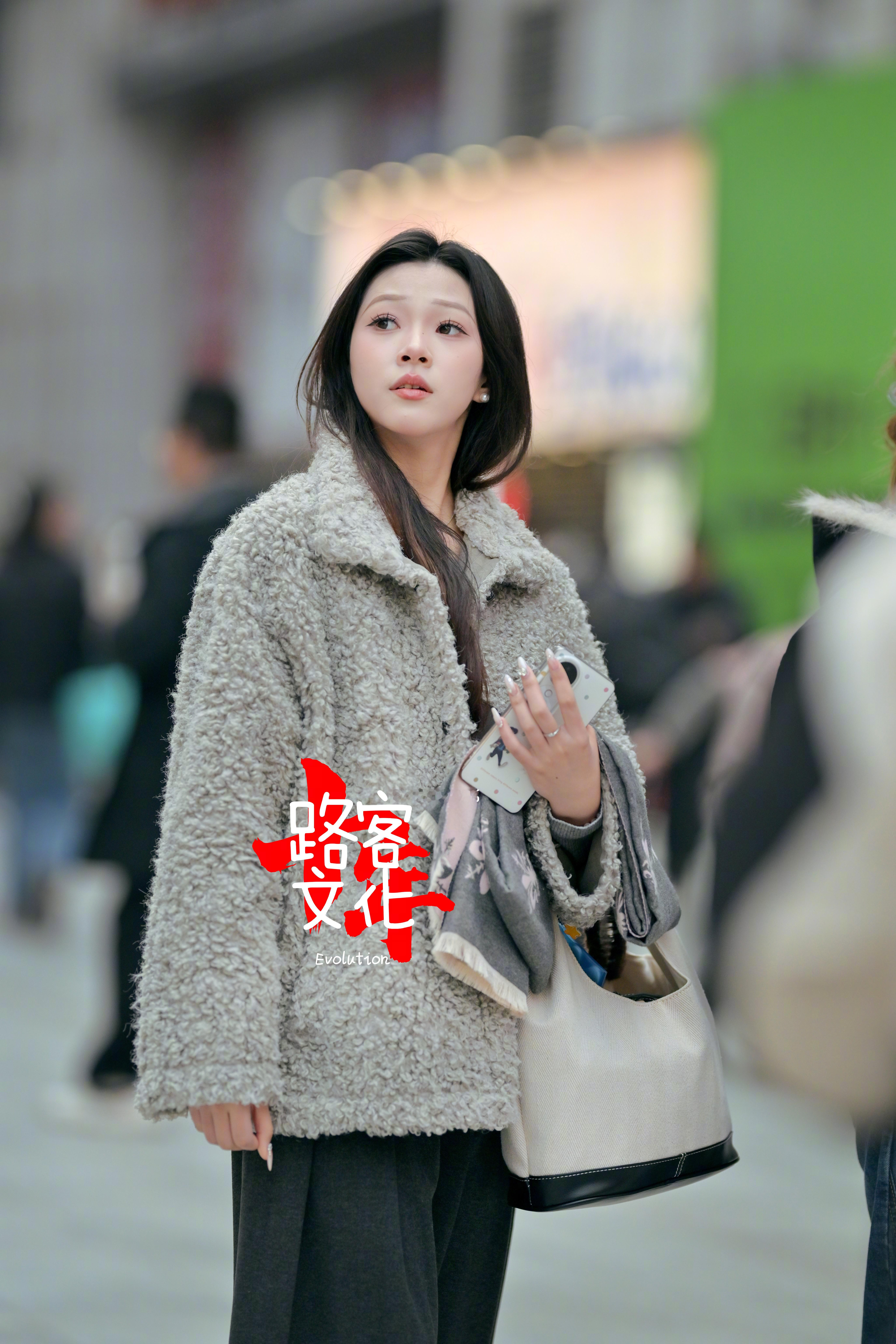 看什么呢？好像很有意思的样子