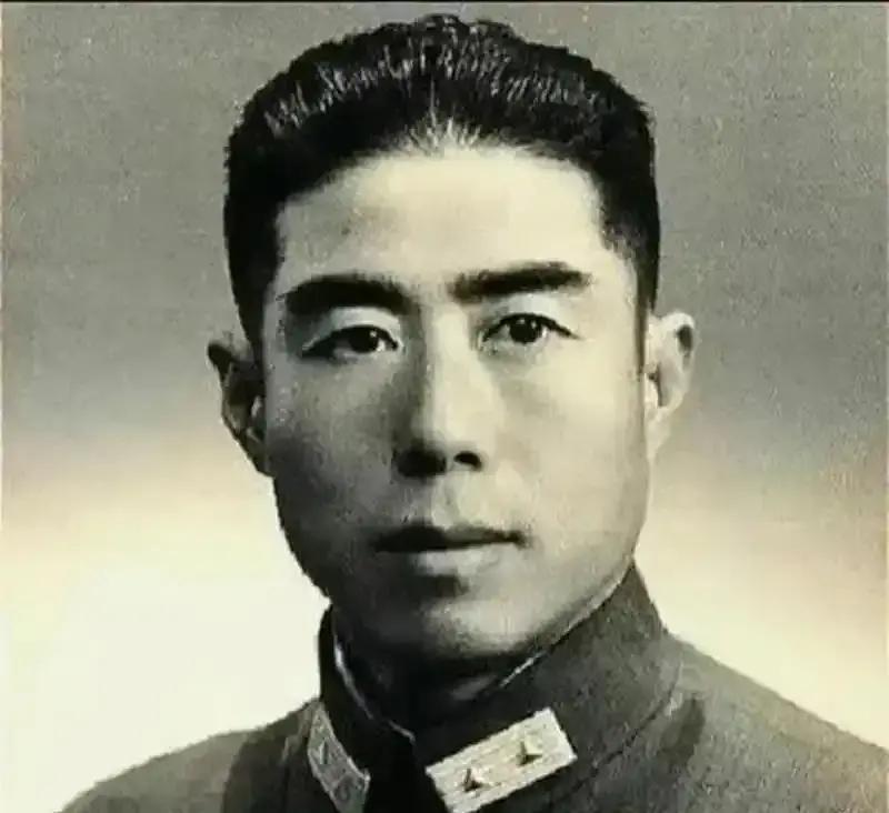 1944年，国军军官投敌后请日军吃席，突然进来一位伙计大喊：“清炖鸡来咯！”军官