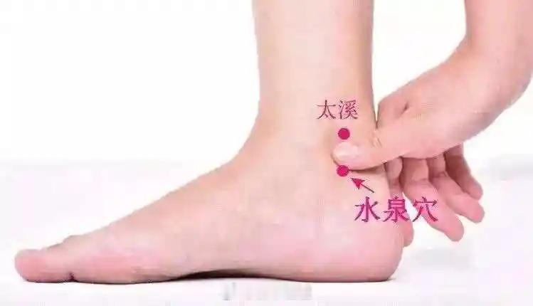 小腹水液代谢失常会出现小腹胀闷、白带增多、阴囊潮湿、阴囊积液、盆腔积液等问题。同
