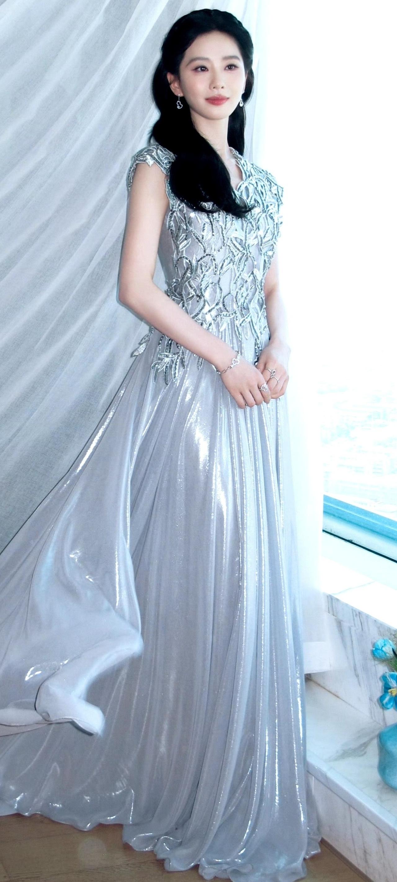刘诗诗，优雅银光长裙，尽显高贵气质！👗✨刘诗诗明星造型气质女明星