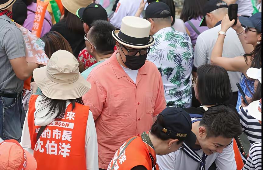 为什么蔡康永能骗大陆人这么久？这才是我们需要反思的。蔡本身是个男同，但大陆人对