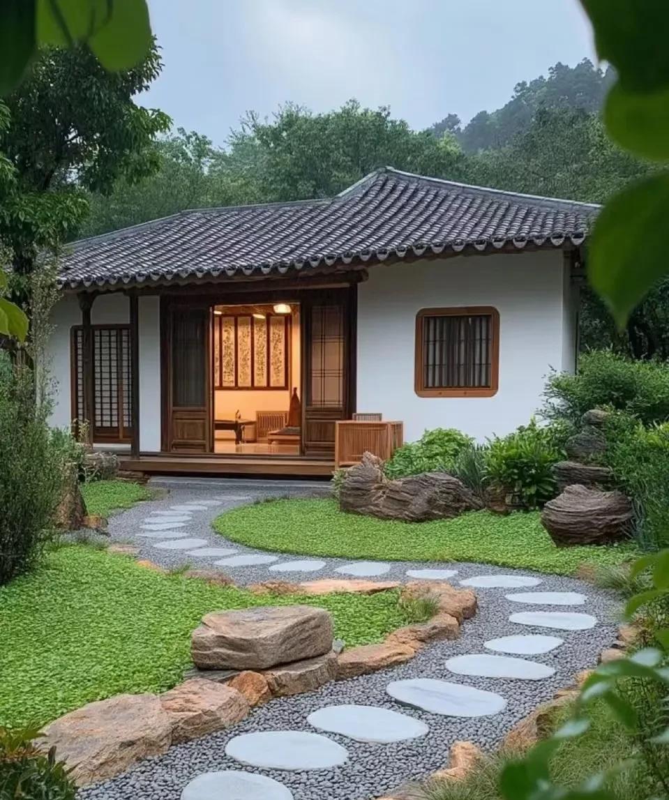 瑞府二号楼一楼住的是位老太太，七十多岁，教师退休，前些年老伴就去世了。一般来说老