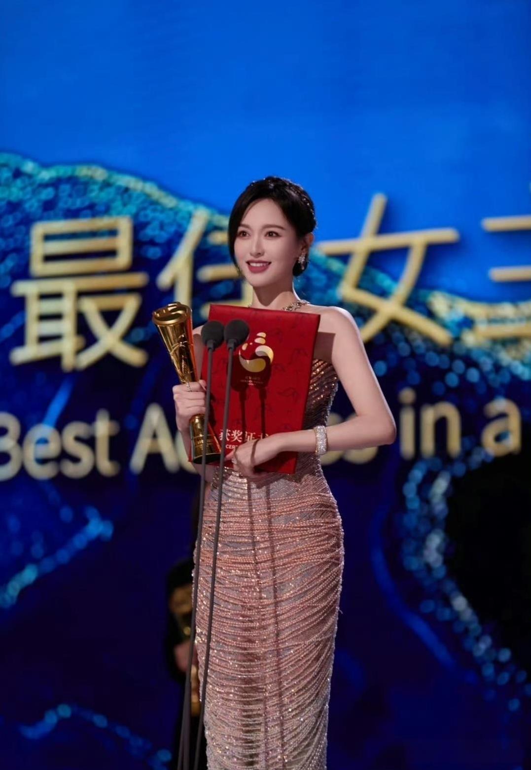 唐嫣获奖撕开85花遮羞布赵丽颖奖项最多，代表作能打杨幂奢侈品代言最多，收视