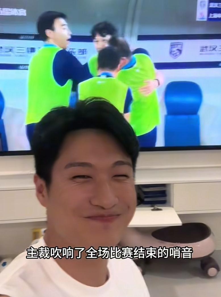 上海海港知名球迷咸菜晒出了他看申花队比赛的照片。武汉三镇获胜的结果让咸菜非常开心