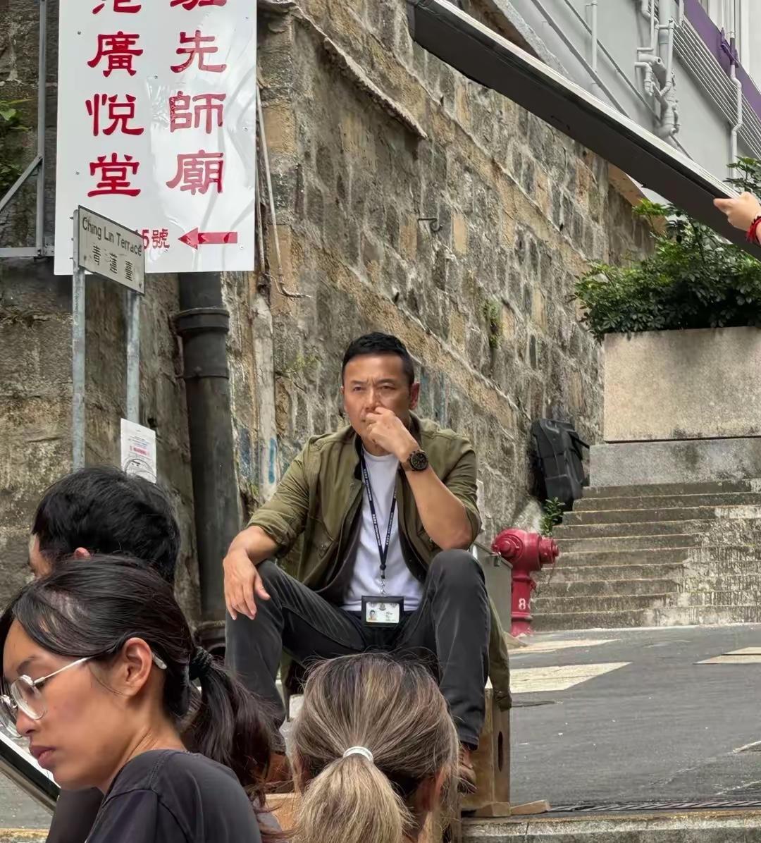 【香港街头活捉67岁冻龄三哥！寸头配休闲帅过二十年前，这状态是吃了防腐剂吧？】刷