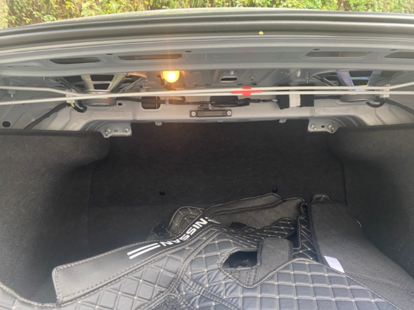 各位大佬我这轩逸是不是减配了？后备箱上面怎么就是这样的啊？