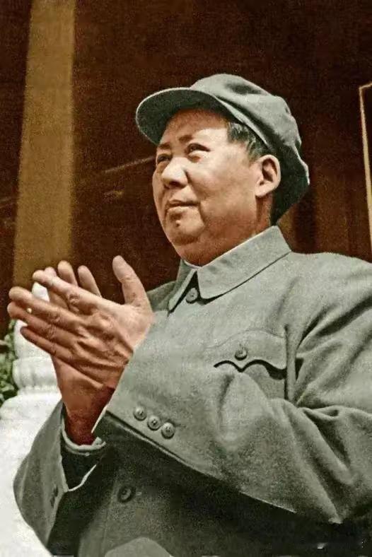 有人说伟人这伟人那，好像自己比伟人还伟人。如果伟人不比他们高明，不比他们看得远