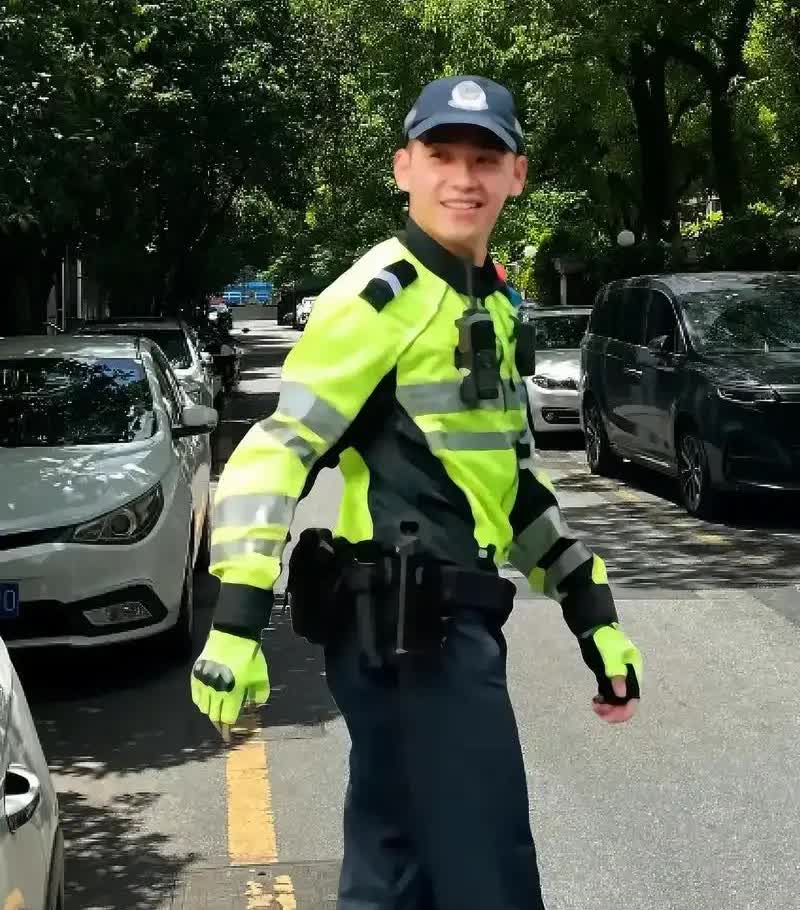 20条行车礼让知识，一定记住！一：左转，让直行二：右转，让左转三：进