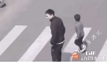 千钧一发之际，小伙子眼疾手快，一个善举，拯救了不止一个家庭，为他的大爱之举点赞[