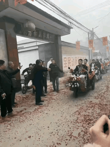 这婚礼办的挺环保估计两家离得不远吧，弄不好就村东头和村西头。要是离得远了，车跑