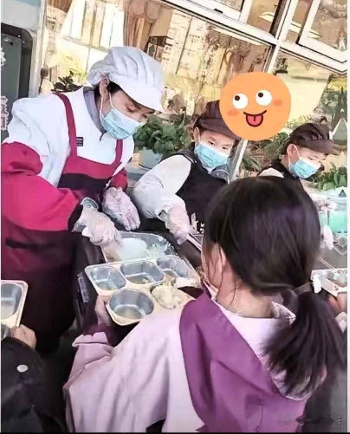 学校食堂惊现20位学生家长95%的“妈妈员工”守护孩子健康妈妈食堂”模式近年