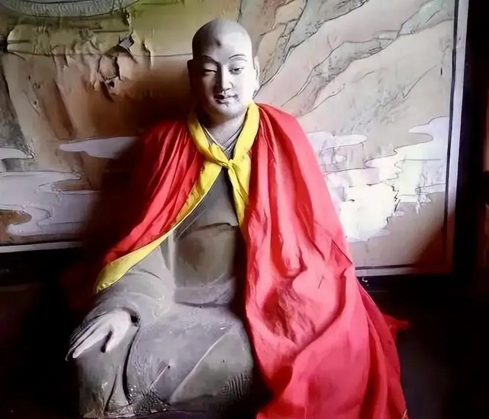 1996年，山西绵山一农民追赶野兔时，误入破庙，不小心撞到佛像上，泥皮脱落的地方