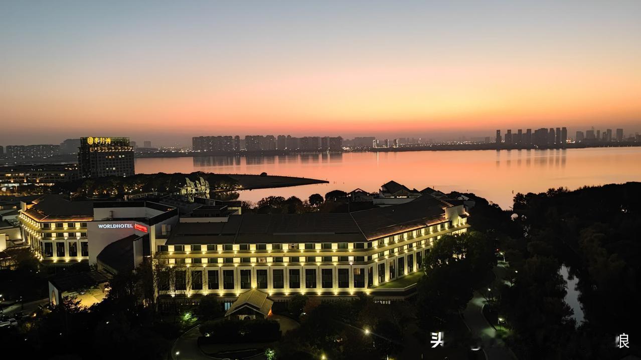 谁懂啊！站在窗边一抬头，直接被这景色戳中了！天边从浅粉到橙红，像被打翻的颜