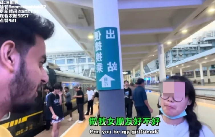 印度有一位视频博主，号称“人来疯”，最近在他国内开始火爆了，原因是在中国的各种猎