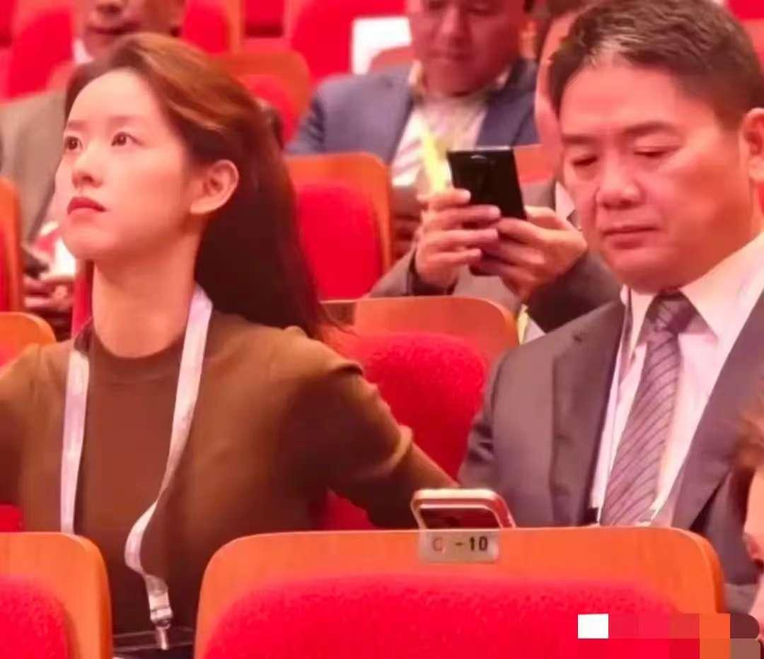 笑死个人，刘强东也学会“卖惨”了，他说自己在老婆面前没自信了，叫我们多点他新开的