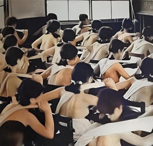 1938年，日本国内，高中生上课一丝不挂地接受军国主义的熏陶时，留下的老照片，镜