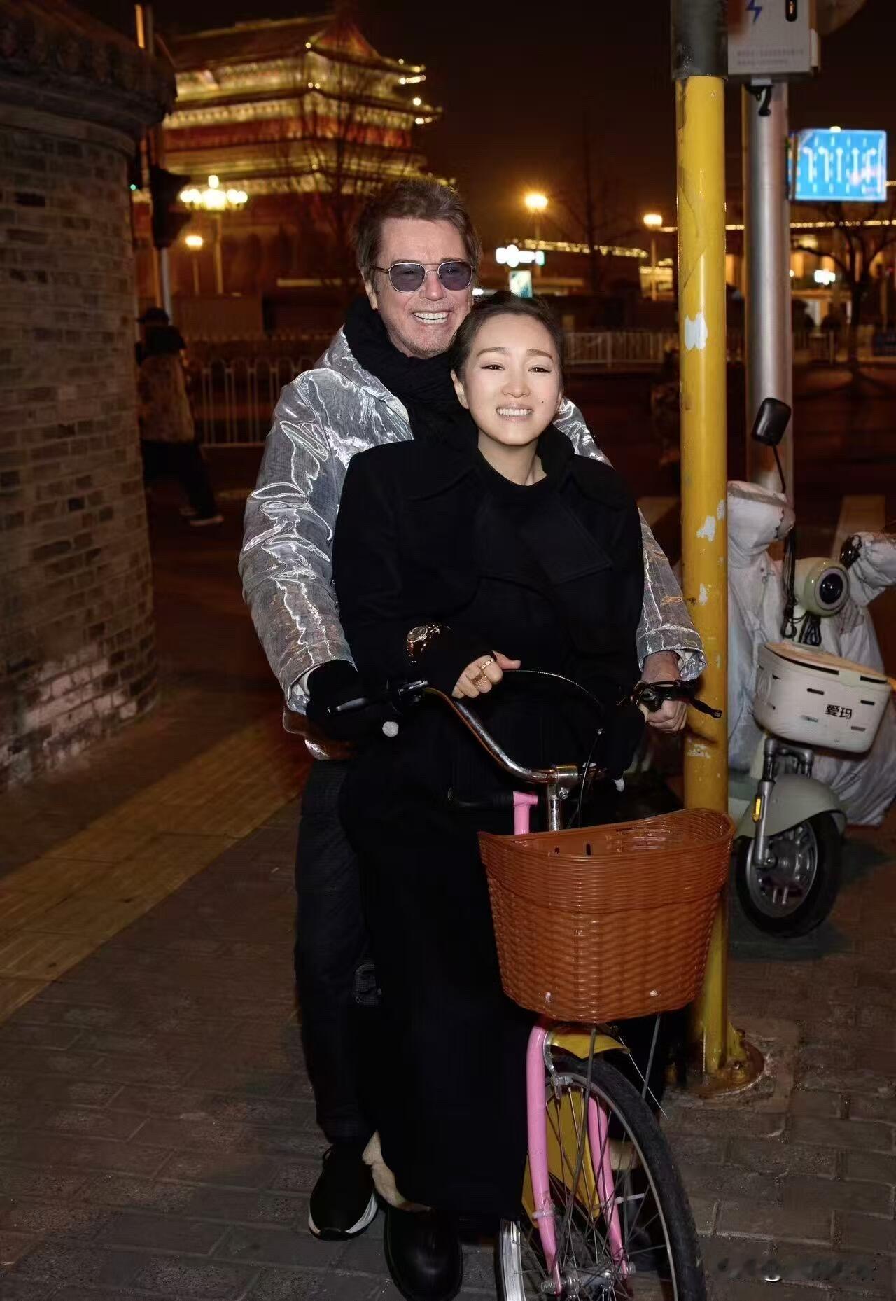 北京中轴线的雪，藏着爱情最好的模样巩俐和丈夫牵手漫步，她收起强大气场，裹着大