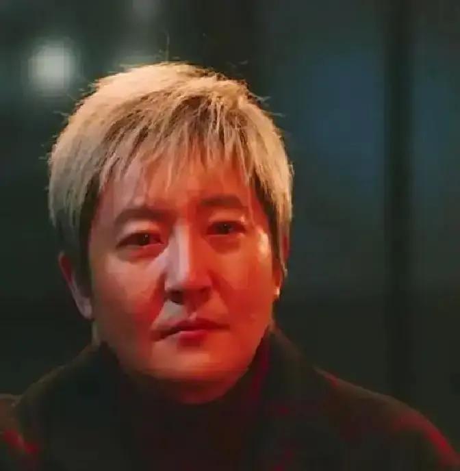 在工厂流水线上，藏着比电视剧更高级的演技。崔国明给女老板修好机器，不是弯腰