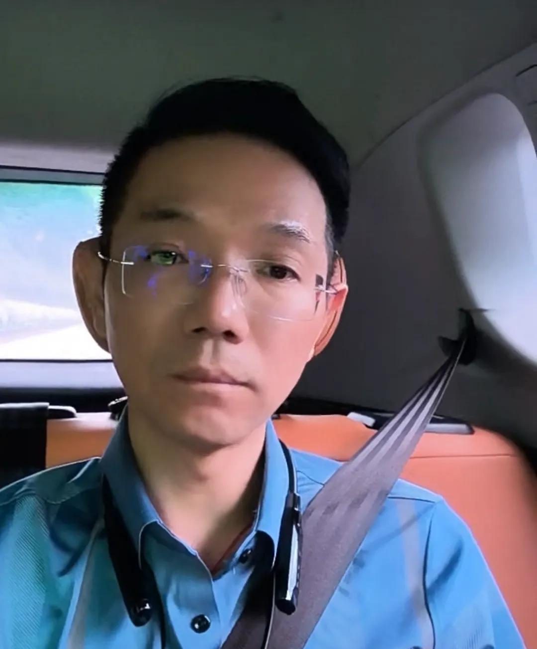 李律今天下午坐车又出发了！下午两点直播，直播间一千多人，作为律师，真是不容易