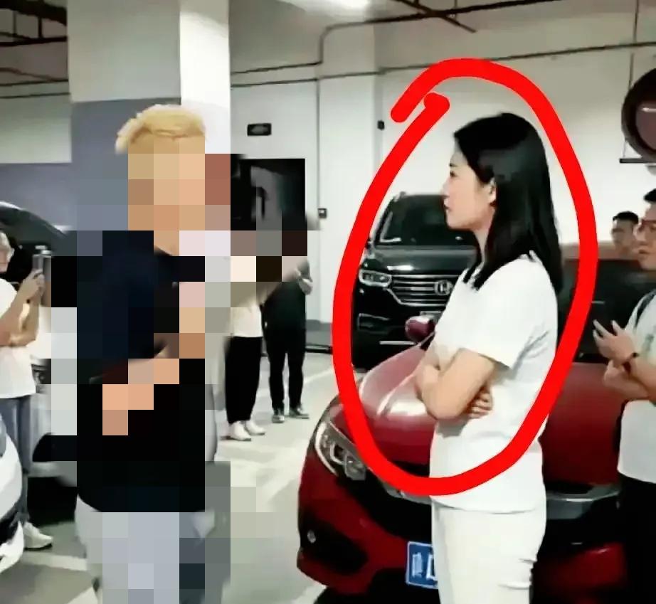 长沙体育局女干部最大的错误就是对黄毛没有敬畏之心。黄毛会搞事，国人心底里的一个
