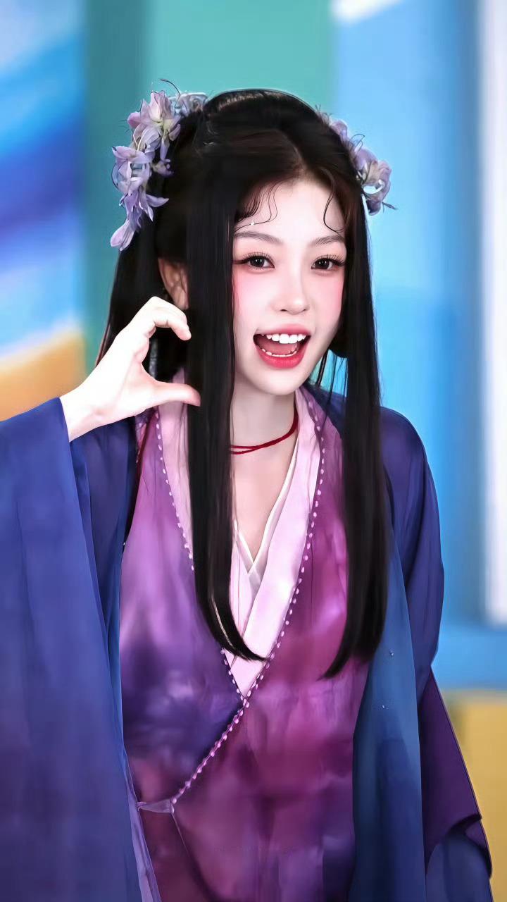 真的特别喜欢长生骨里海皇何盼里面的每一套造型长生骨仅凭何盼的路透就已经火爆出圈并且长生骨还是1v3大