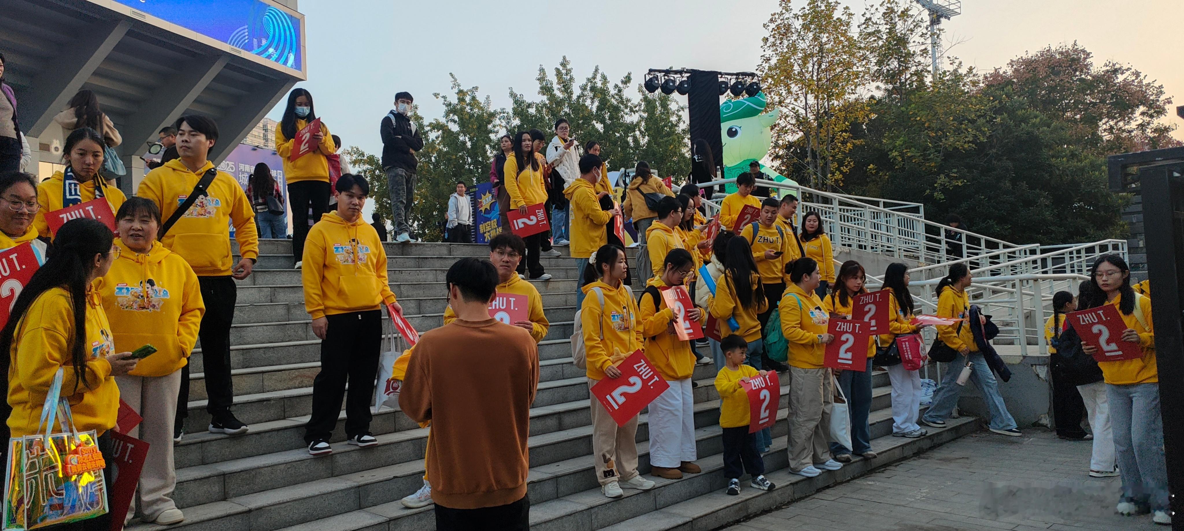 豫排联赛2025年河南省女子排球城市联赛距离比赛还有两个小时，场内场外已经人山